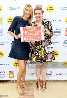 Lena Dunham feet photo thumbnail