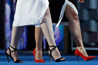 Lena Dunham feet photo thumbnail