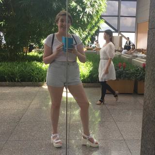 Lena Dunham feet photo thumbnail