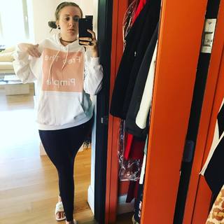 Lena Dunham feet photo thumbnail