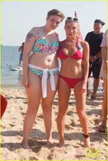 Lena Dunham feet photo thumbnail