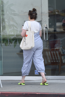 Lena Dunham feet photo thumbnail