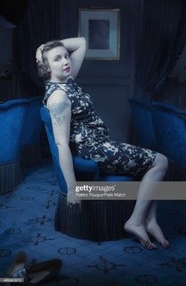 Lena Dunham feet photo thumbnail