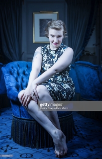 Lena Dunham feet photo thumbnail