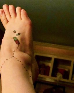 Lena Dunham feet photo thumbnail