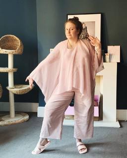 Lena Dunham feet photo thumbnail