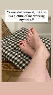 Lena Dunham feet photo thumbnail