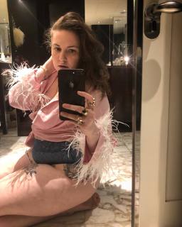 Lena Dunham feet photo thumbnail