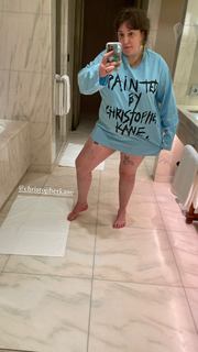 Lena Dunham feet photo thumbnail