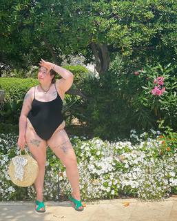 Lena Dunham feet photo thumbnail