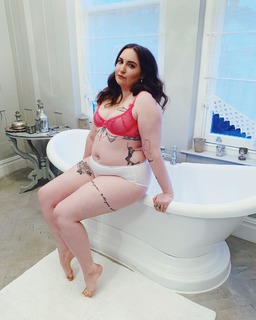 Lena Dunham feet photo thumbnail