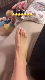 Lena Gercke feet photo thumbnail