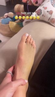 Lena Gercke feet photo thumbnail