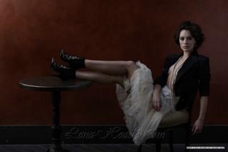 Lena Headey feet photo thumbnail