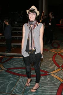 Lena Headey feet photo thumbnail