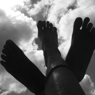 Lena Headey feet photo thumbnail