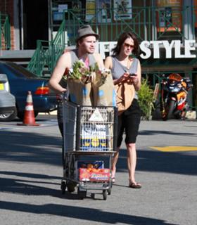 Lena Headey feet photo thumbnail