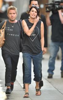 Lena Headey feet photo thumbnail