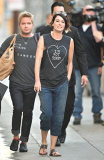 Lena Headey feet photo thumbnail