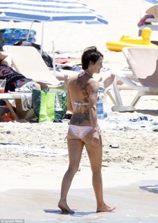 Lena Headey feet photo thumbnail