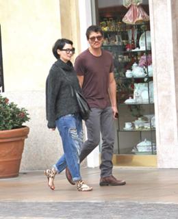 Lena Headey feet photo thumbnail