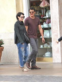Lena Headey feet photo thumbnail
