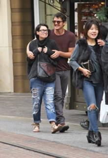 Lena Headey feet photo thumbnail
