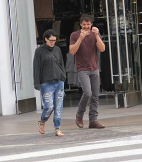 Lena Headey feet photo thumbnail