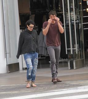 Lena Headey feet photo thumbnail
