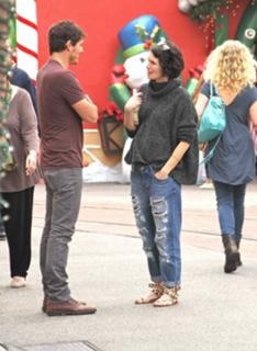 Lena Headey feet photo thumbnail