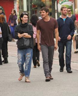 Lena Headey feet photo thumbnail
