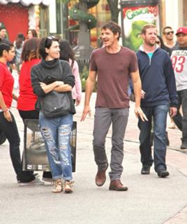 Lena Headey feet photo thumbnail