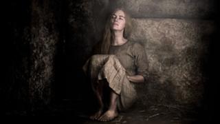 Lena Headey feet photo thumbnail