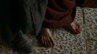 Lena Headey feet photo thumbnail