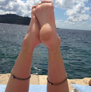 Lena Headey feet photo thumbnail