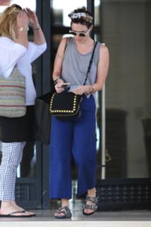 Lena Headey feet photo thumbnail