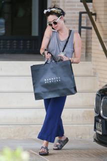 Lena Headey feet photo thumbnail