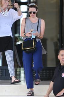 Lena Headey feet photo thumbnail