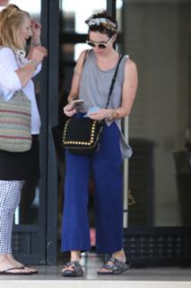 Lena Headey feet photo thumbnail