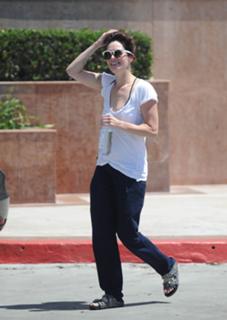 Lena Headey feet photo thumbnail