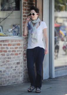 Lena Headey feet photo thumbnail