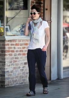 Lena Headey feet photo thumbnail