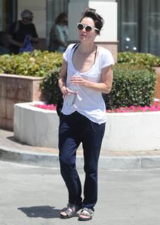 Lena Headey feet photo thumbnail