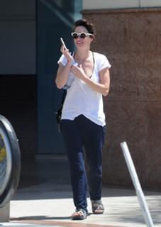 Lena Headey feet photo thumbnail