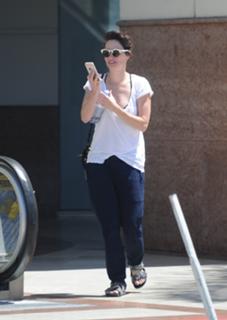 Lena Headey feet photo thumbnail