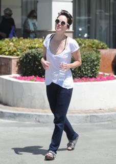 Lena Headey feet photo thumbnail
