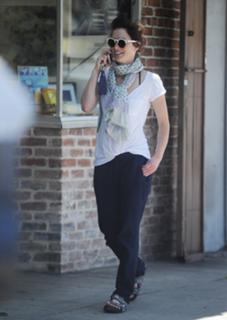 Lena Headey feet photo thumbnail