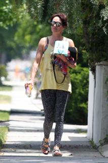 Lena Headey feet photo thumbnail