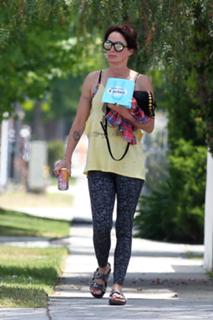 Lena Headey feet photo thumbnail