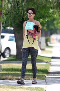 Lena Headey feet photo thumbnail
